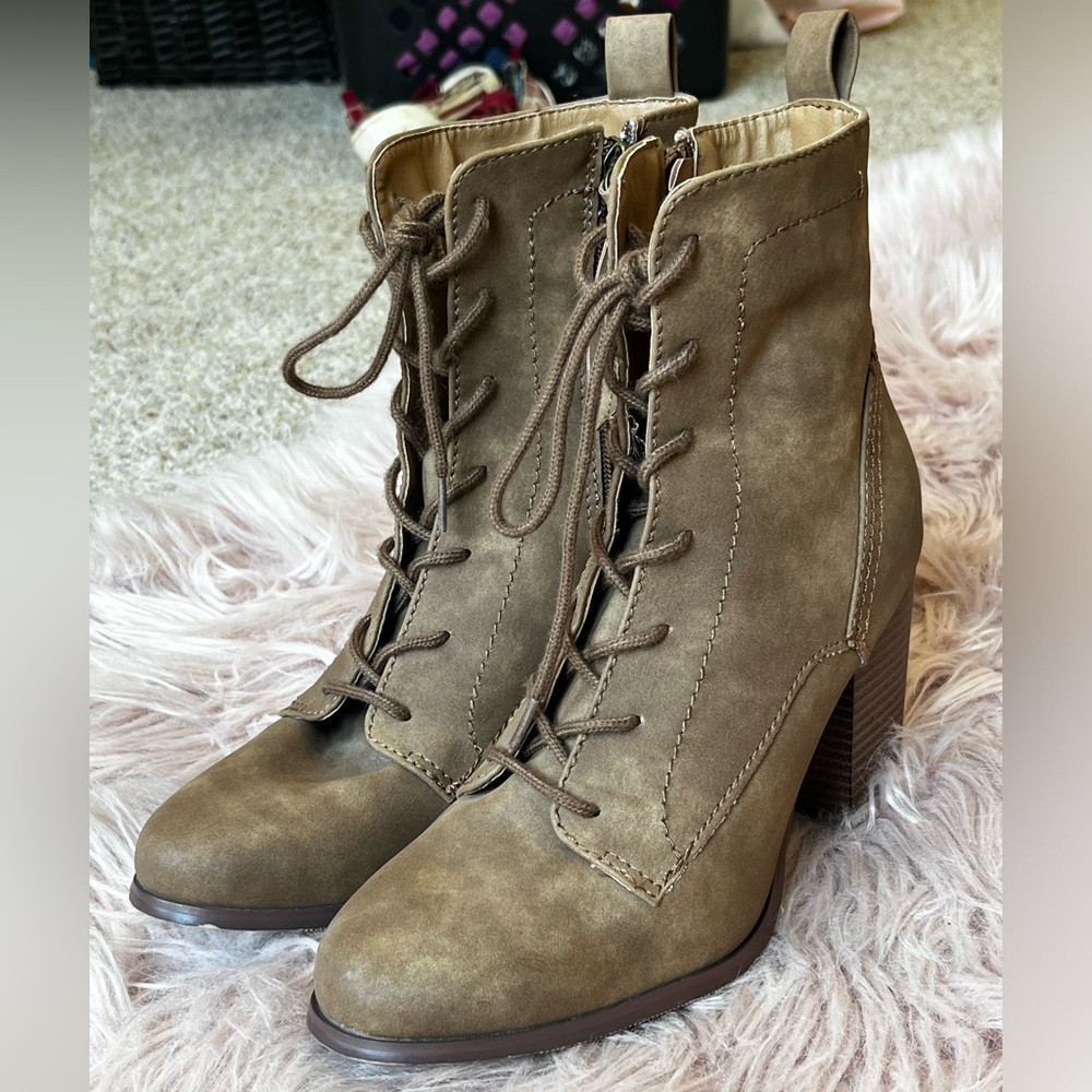 NWT 🏷️ XOXO Magar style brown heeled boots size 9